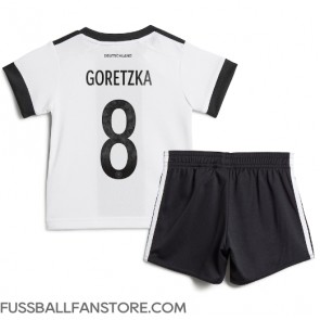 Deutschland Leon Goretzka #8 Replik Heimtrikot Kinder WM 2022 Kurzarm (+ Kurze Hosen)